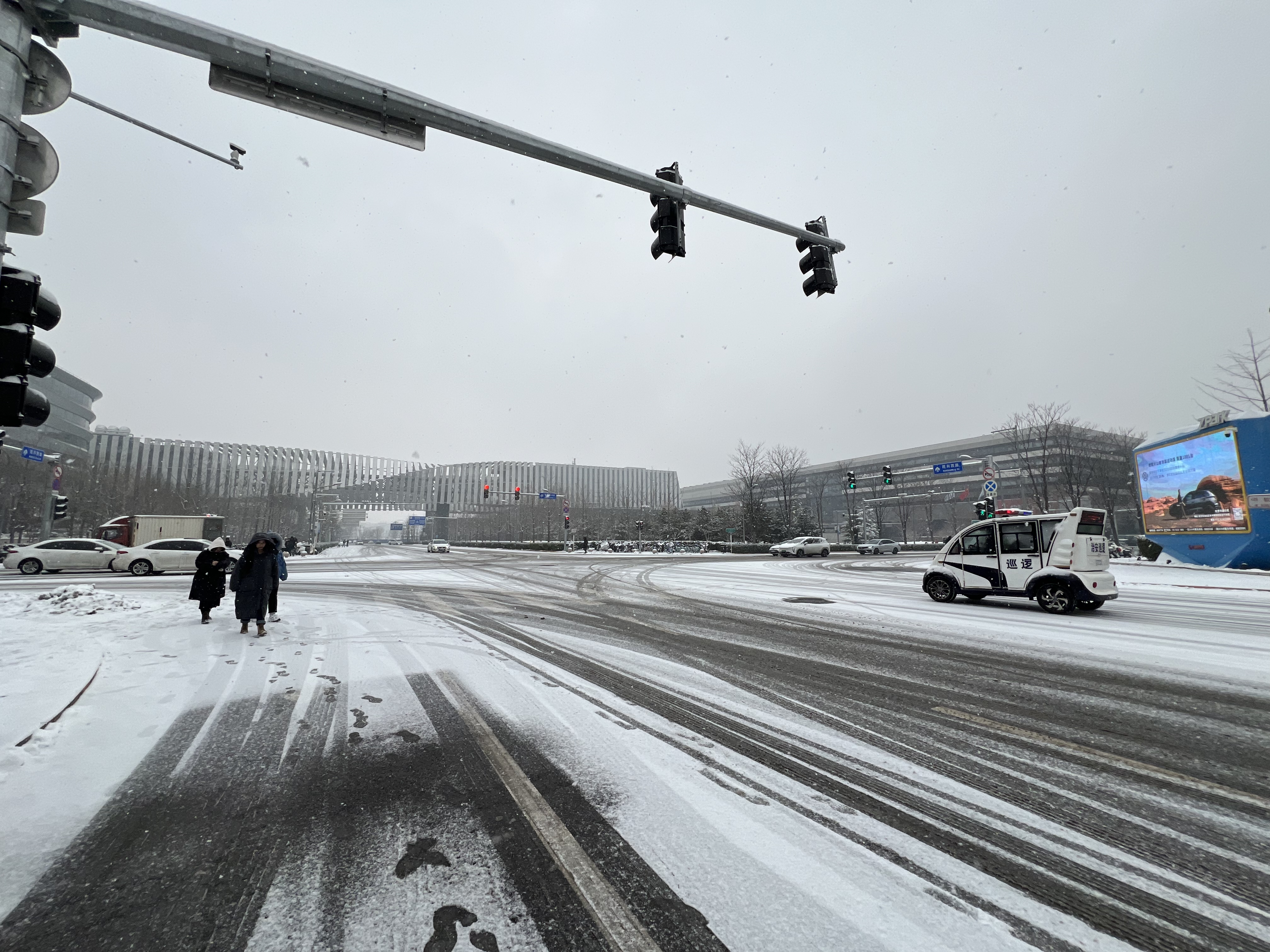 2023年12月13日拍的雪天和小雪人